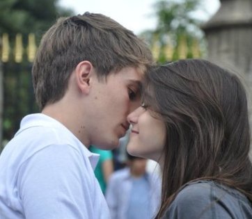 Как поцеловать девушку в губы